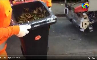 Festgefrorener Müll in der Tonne im Hamburger Winter