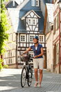 Radfahrerin in der Altstadt