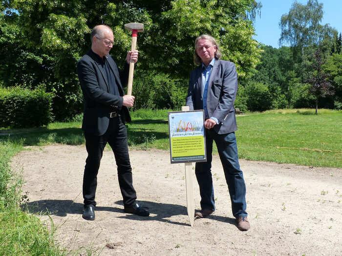 Aktionsstart des Projektes Wetzlars Wilde Wiesen: Kay Velte (Leiter des städtischen Stadtbetriebsamtes, links) und Umweltdezernent Norbert Kortlüke (rechts) beim Aktionsstart