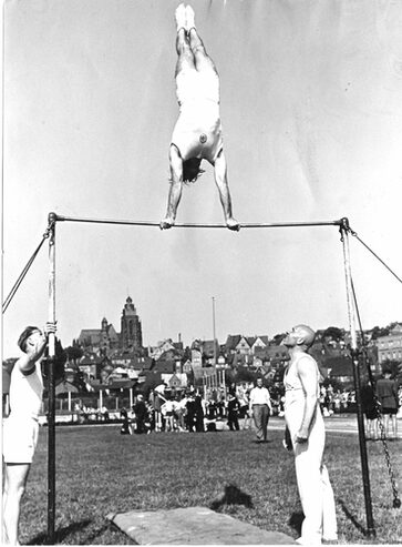 Sportler Schmitz am Reck, rechts daneben August Best, ca. 1949/50