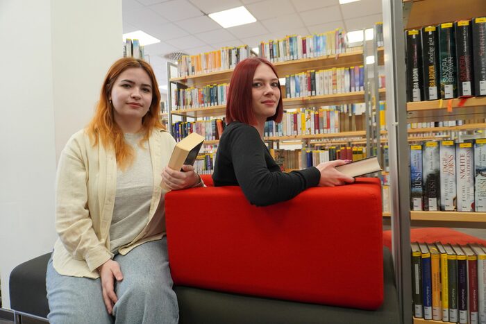 FSJ in der Stadtbibliothek Wetzlar (v.l. Daniela Boll und Chiara Cujé)