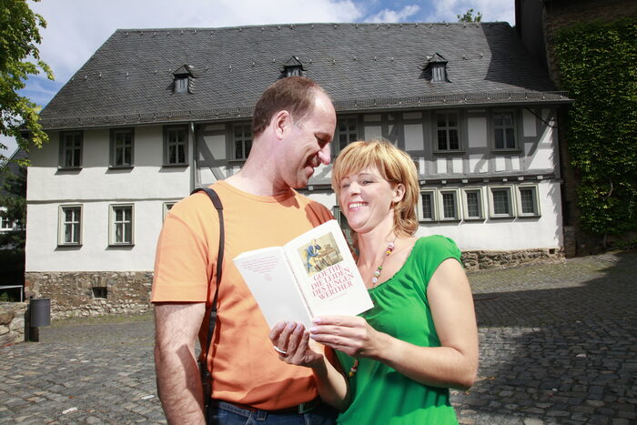 Touristen mit dem Briefroman im Deutschordenshof
