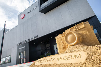 Das Ernst-Leitz-Museum und die davor errichtete Kamera-Sandskulptur