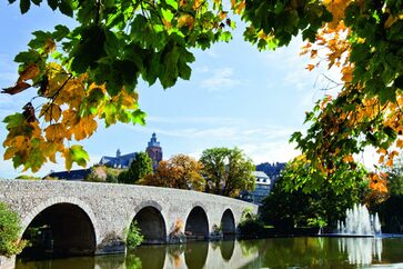 Blick auf die alte Lahnbrücke im Herbst