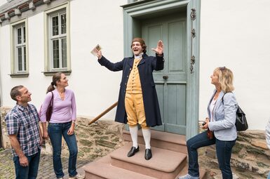 Goethedarsteller vor dem Lottehaus