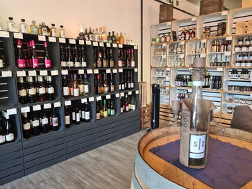 Eine reichhaltige Auswahl an Weinen bietet das Ladengeschäft in Nauborn.
