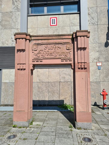 Historisches Portal am Bahnhof