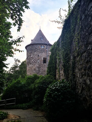 Der Altstadtgrüngürtel läuft immer an der historischen Stadtmauer entlang.